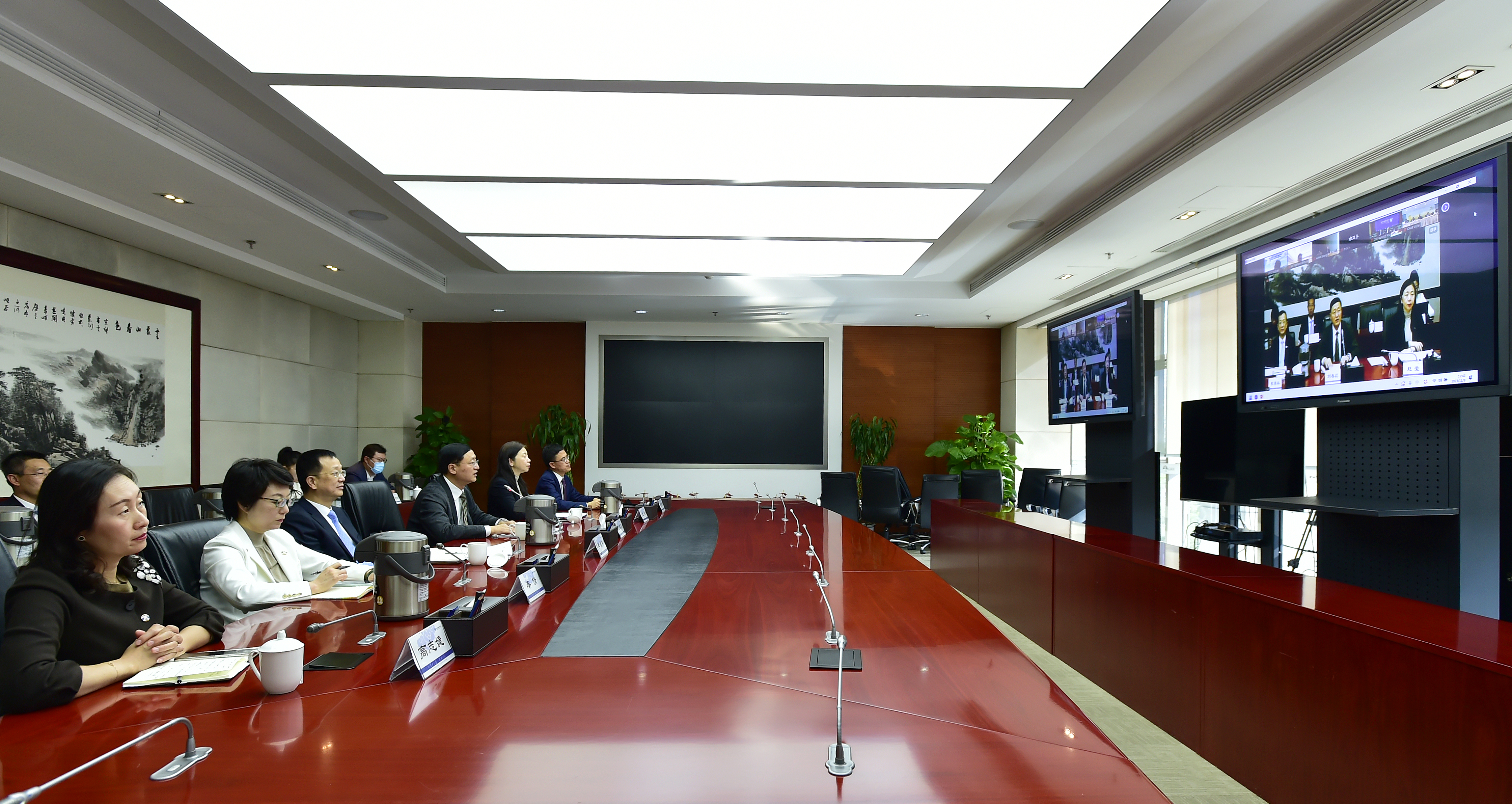 刘春晨率团出席第二十一届东亚机场联盟总裁视频会议